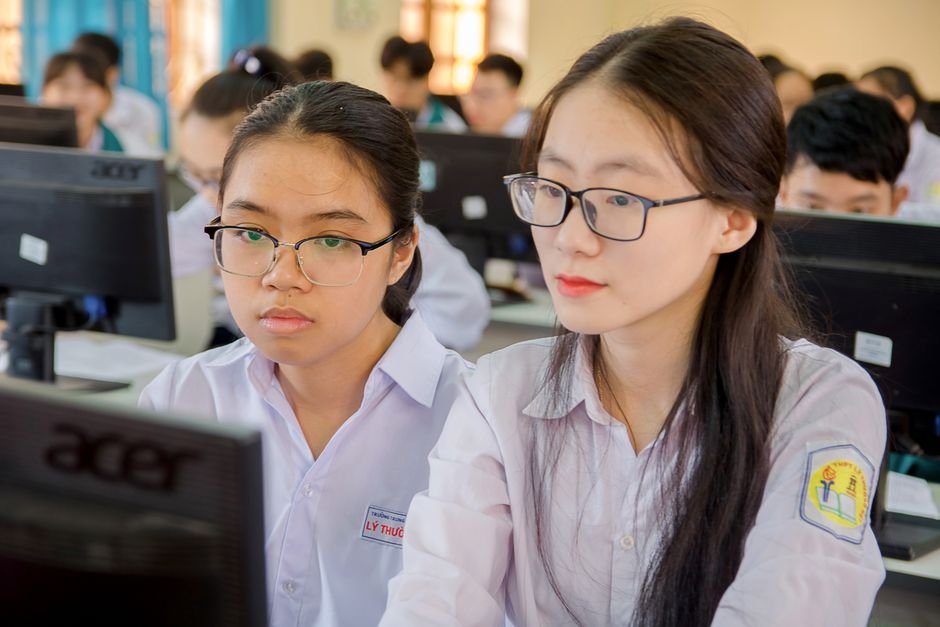 Students working in a top universities in USA for electrical engineering lab
