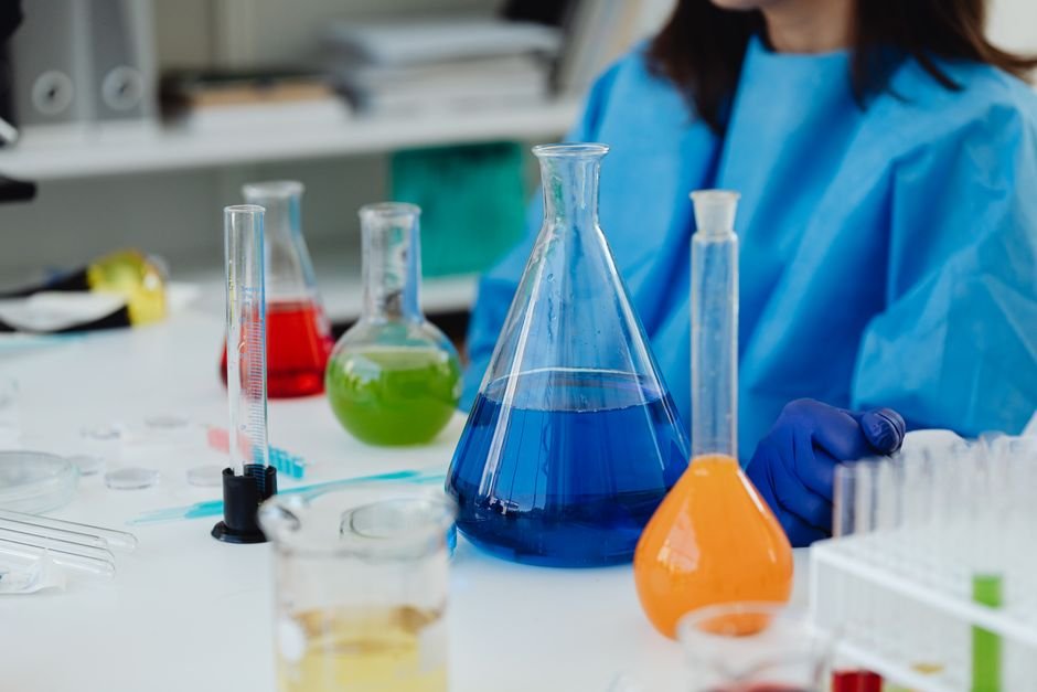 Researcher working with glassware in a lab at one of the top universities in USA for chemical engineering